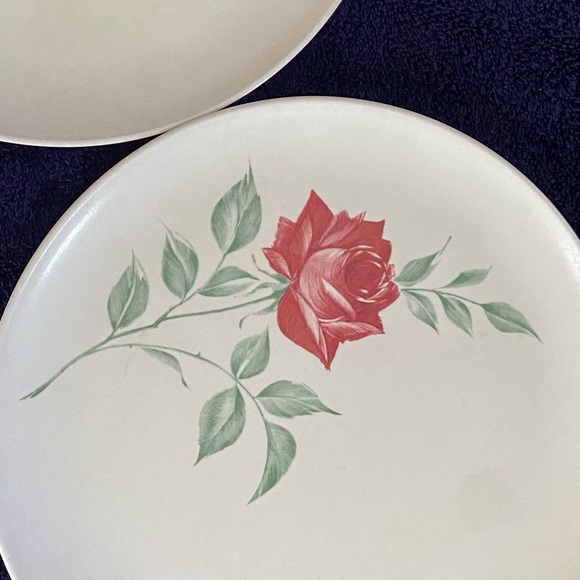 Two Vintage Mid Century Aztec Red Rose Melmac Melamine Dinnerware Plates - Picture 4 of 4